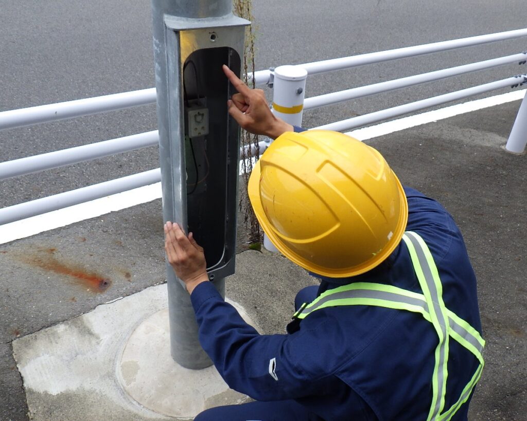 道路附属物（道路照明）定期点検業務