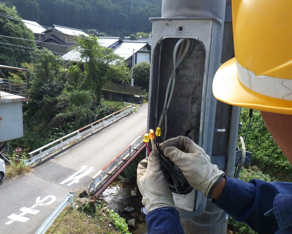 道路附属物（道路照明）定期点検業務